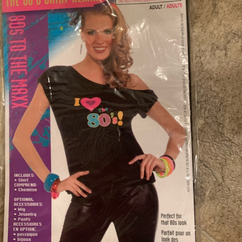 80s tee Halloween costume with gloves
